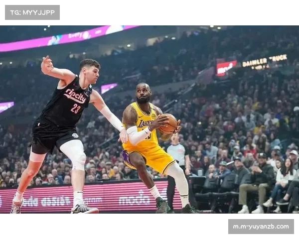 湖人开拓者第四节激战 球迷竟在现场打盹引关注